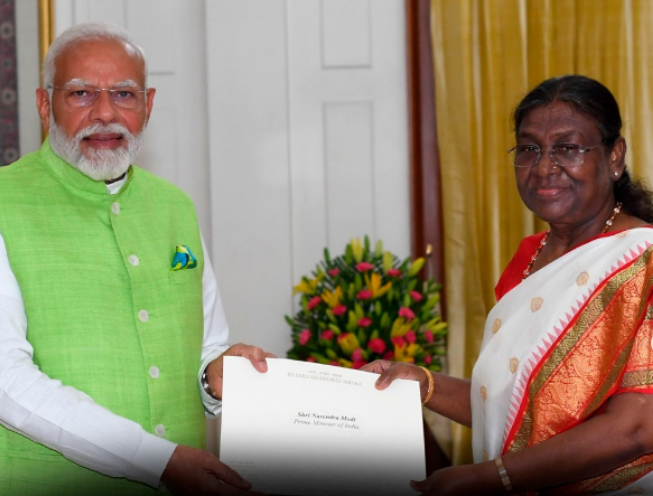 Narendra Modi with Droupadi Murmu